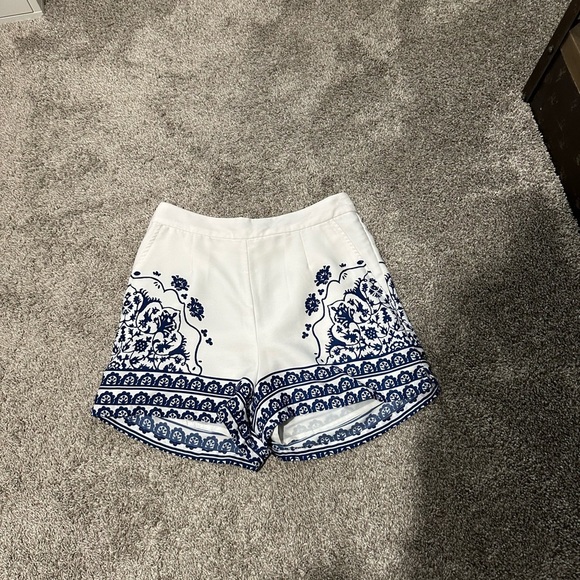 Dynamite High Waist White and Blue Patterned Shorts - Picture 3 of 3